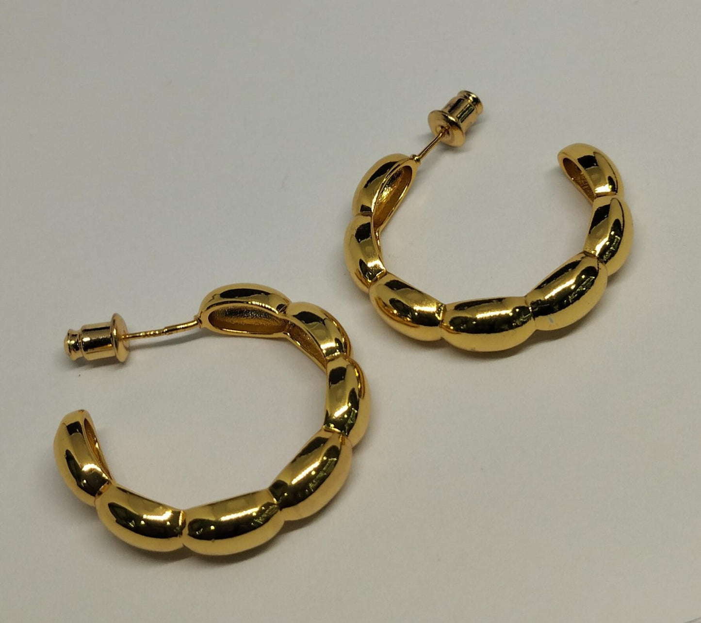 Arete Tipo Candonga en Acero Dorado con Diseño AFCH5677