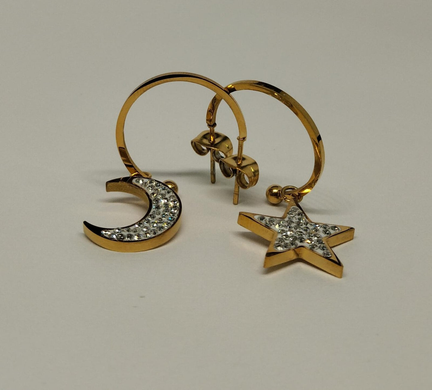 Aretes Tipo Candonga con Luna y Estrella Colgantes en Cerámica con Microcircones de Acero Dorado AFZL8619