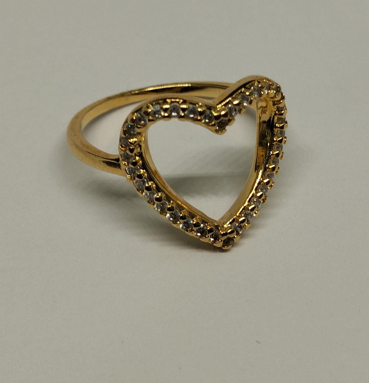 Anillo en Oro Laminado con Silueta de Corazón y Microcircones ANCH430562