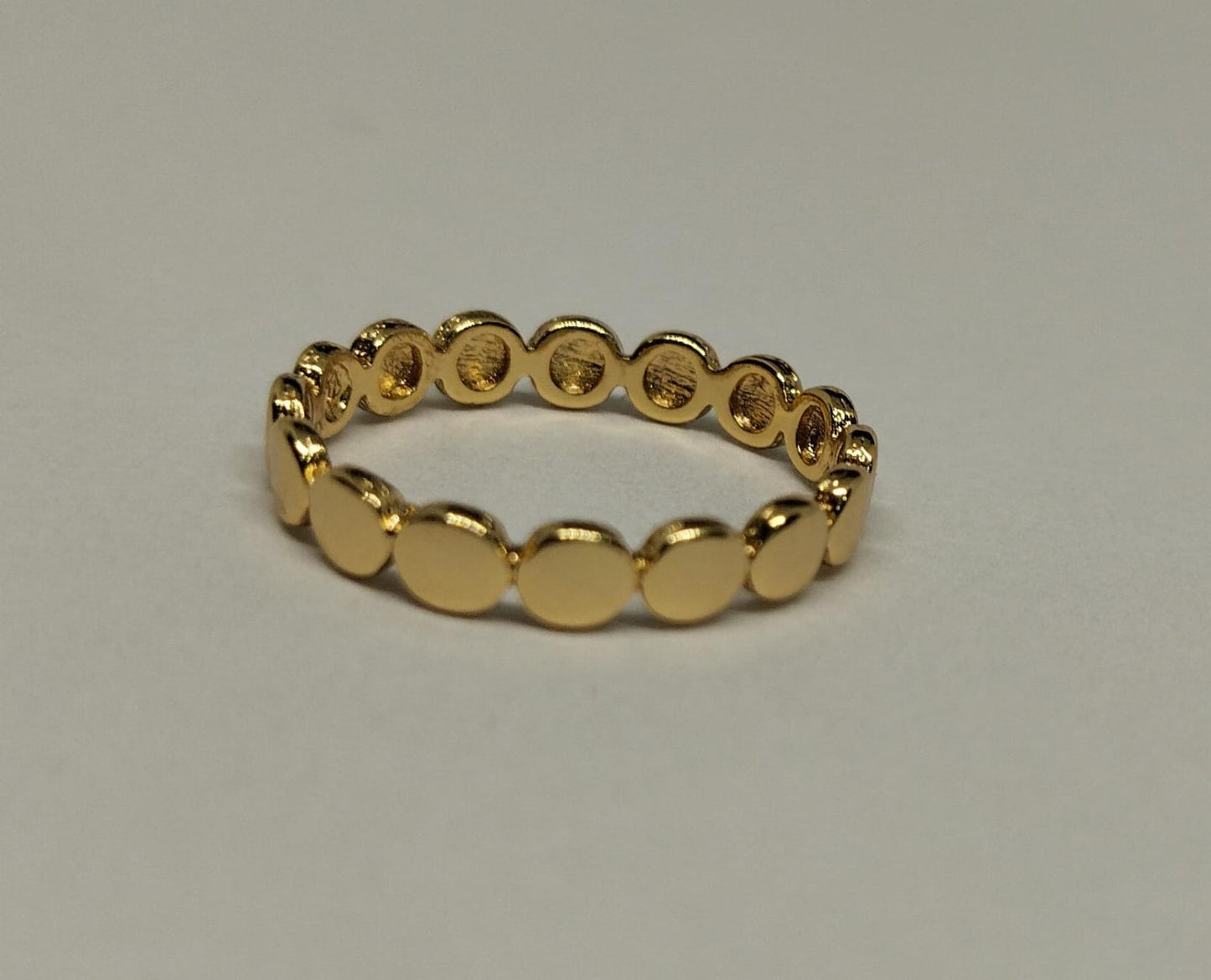 Anillo en oro laminado con Diseño de Esferas Seguidas ANW0782