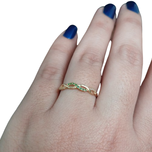 Anillo Tipo Argolla en Oro 18 Kilates con Diseño Entrelazado y Circones Verdes y Transparentes AO-06