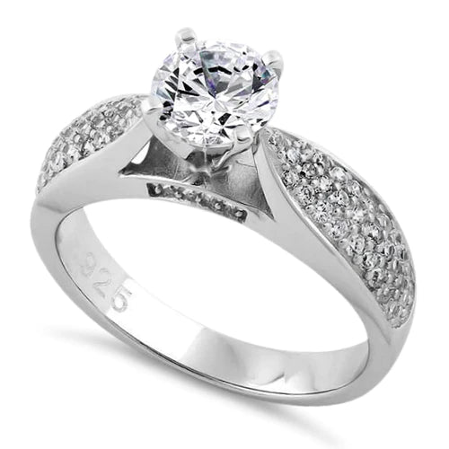 ANILLO DE COMPROMISO EN PLATA CON CIRCON CENTRAL Y MICROCIRCONES EN LO LATERALES APCH58