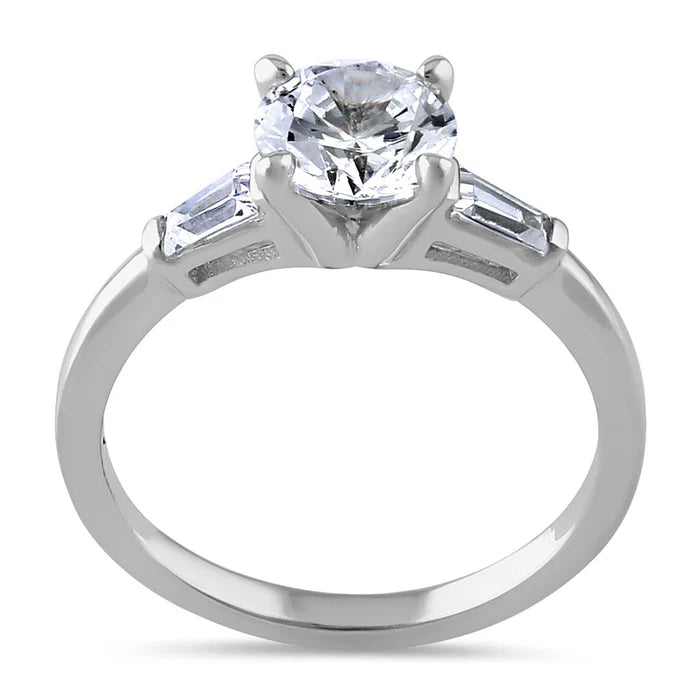 ANILLO DE COMPROMISO EN PLATA CON CIRCON CENTRAL REDONDO Y LATERALES TIPO BAGUETTE APCH37