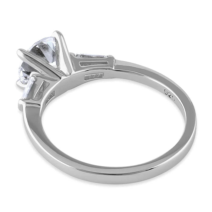 ANILLO DE COMPROMISO EN PLATA CON CIRCON CENTRAL REDONDO Y LATERALES TIPO BAGUETTE APCH37