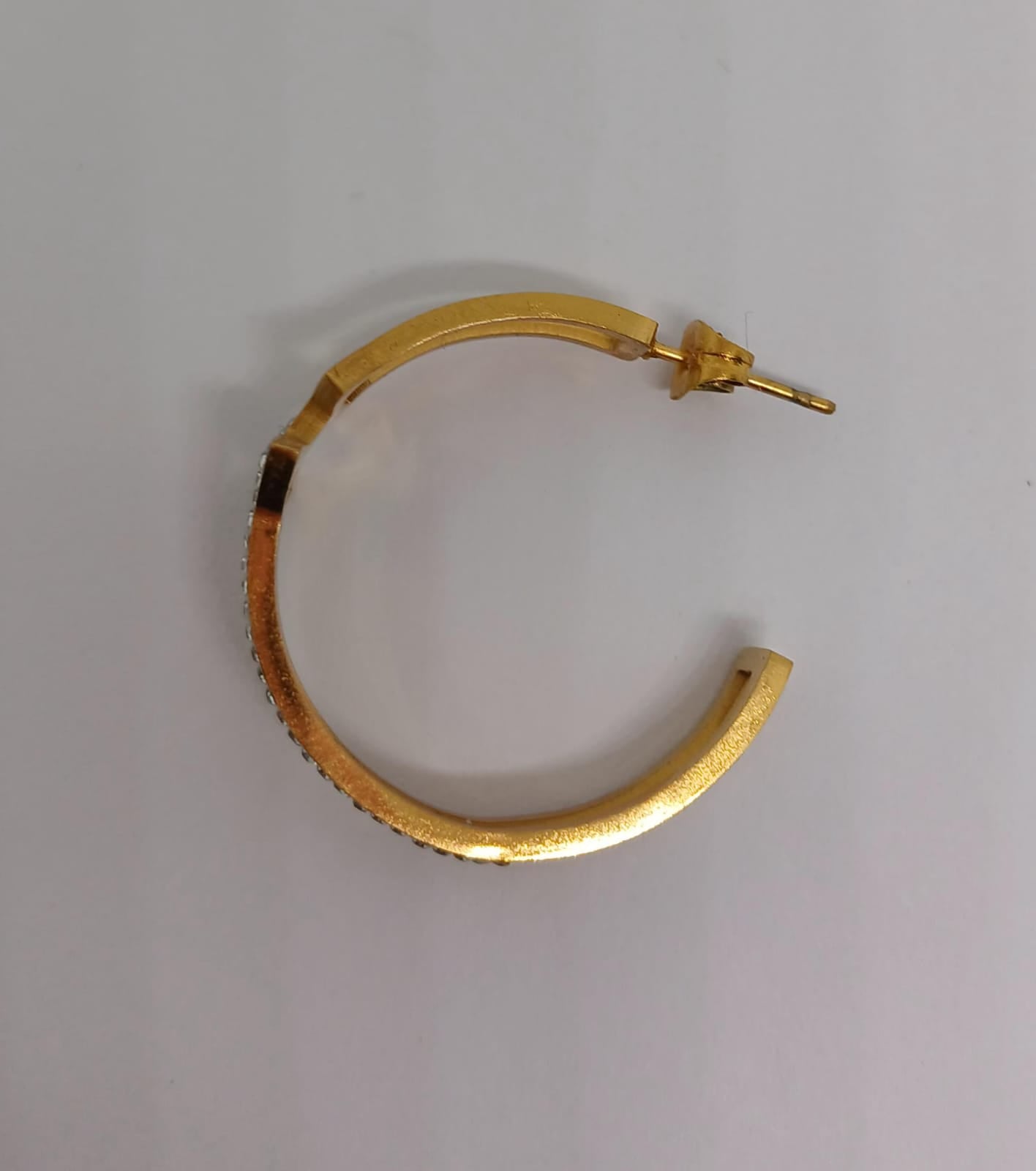 Candonga Dorada de Acero con Microcircones: Brillantez y Sofisticación