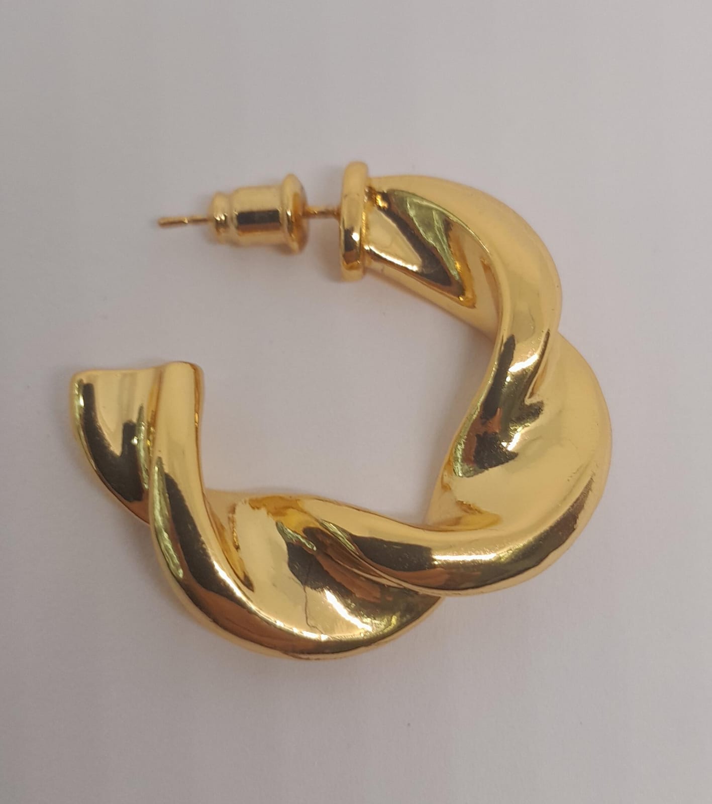 Arete Tipo Candonga en Acero Dorado con Diseño Retorcido AFCH5676
