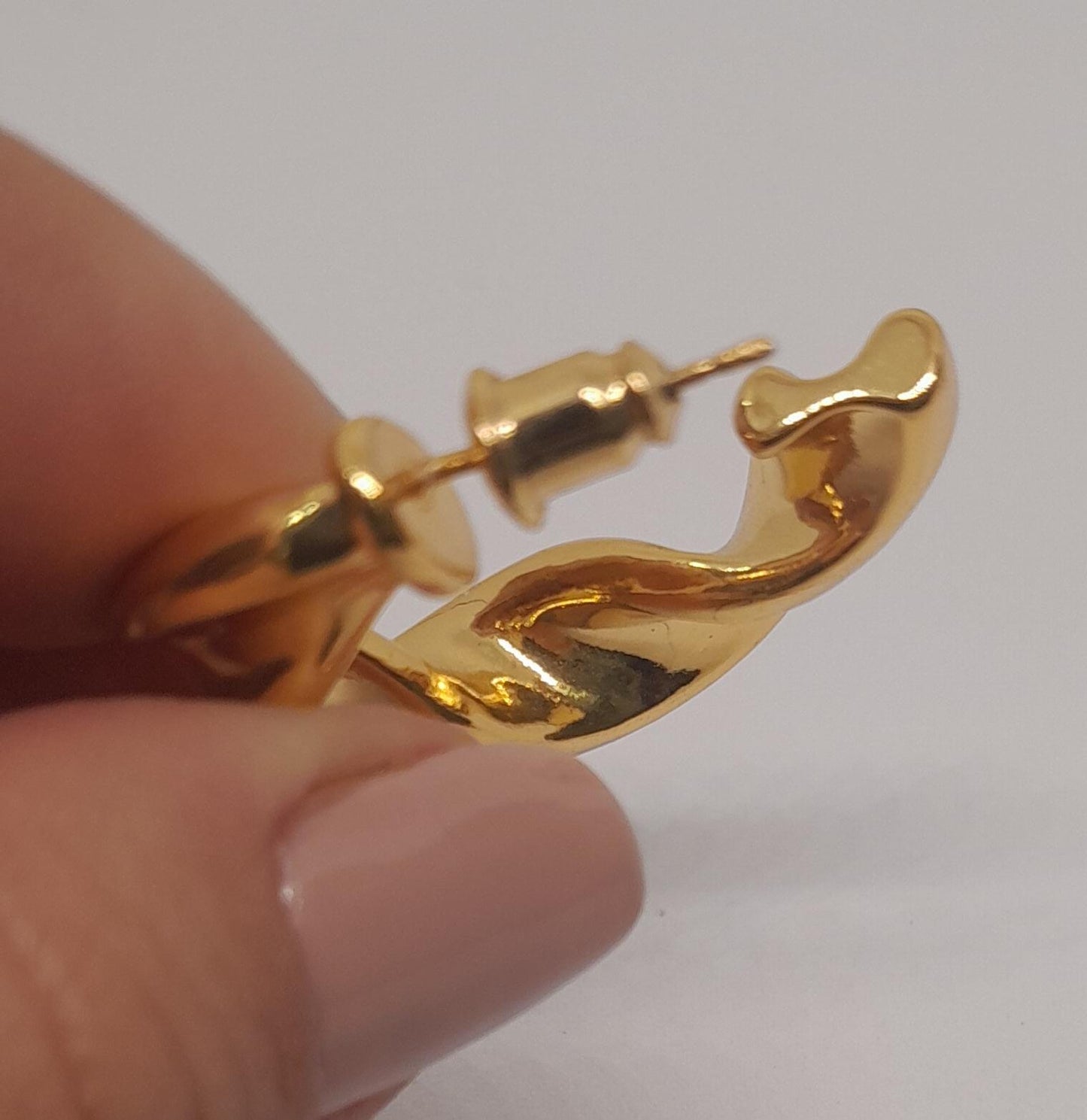 Arete Tipo Candonga en Acero Dorado con Diseño Retorcido AFCH5676