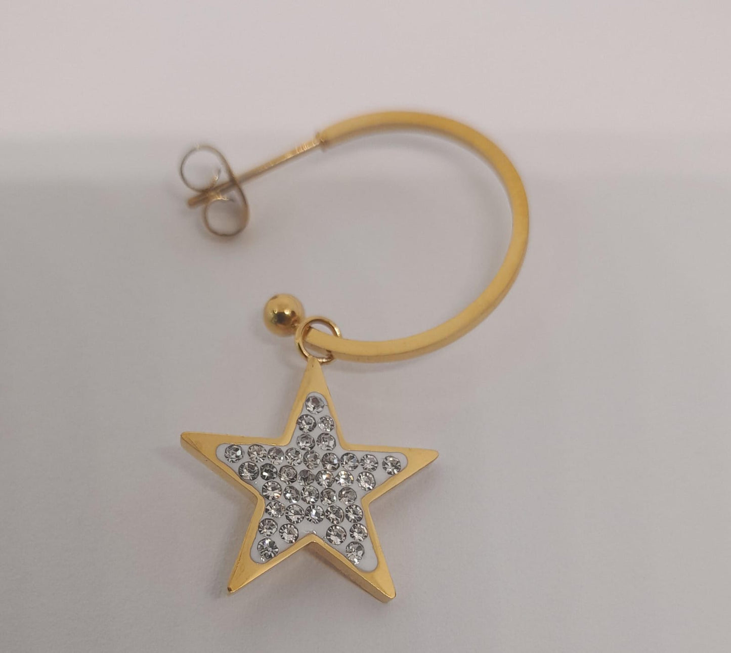 Aretes Tipo Candonga con Luna y Estrella Colgantes en Cerámica con Microcircones de Acero Dorado AFZL8619