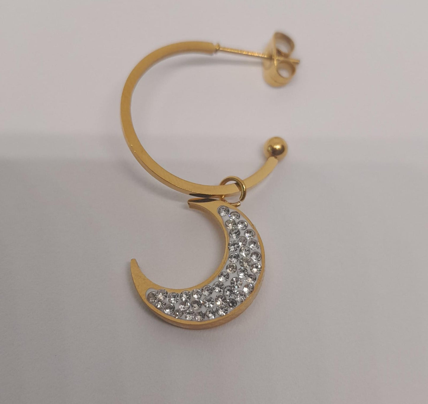 Aretes Tipo Candonga con Luna y Estrella Colgantes en Cerámica con Microcircones de Acero Dorado AFZL8619