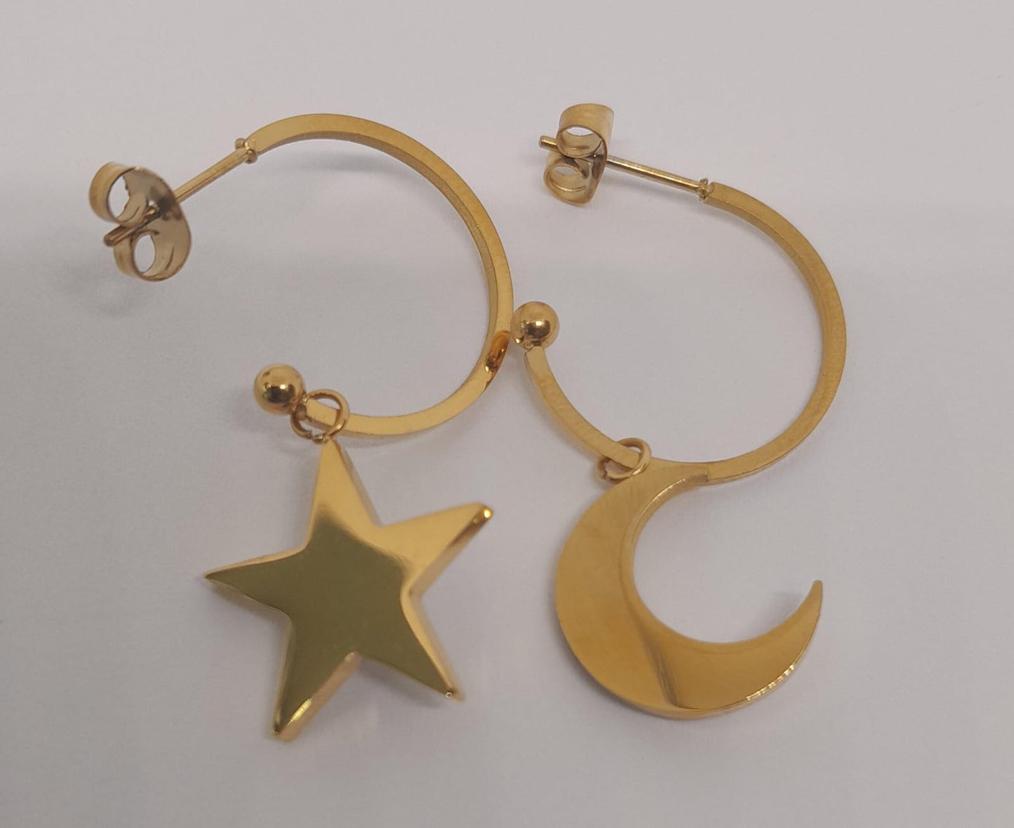 Aretes Tipo Candonga con Luna y Estrella Colgantes en Cerámica con Microcircones de Acero Dorado AFZL8619