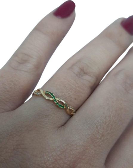 Anillo Tipo Argolla en Oro 18 Kilates con Diseño Entrelazado y Circones Verdes y Transparentes AO-06