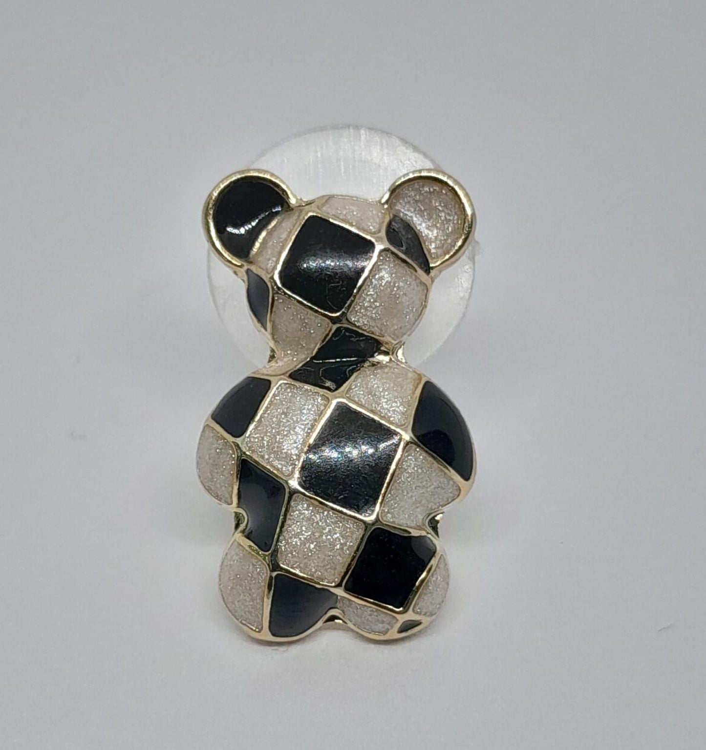 Aretes Tipo Topo con Forma de Oso en Diseño de Ajedrez Blanco y Negro en Acero Dorado AON5673