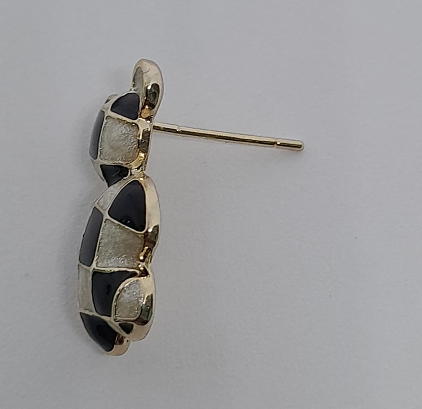 Aretes Tipo Topo con Forma de Oso en Diseño de Ajedrez Blanco y Negro en Acero Dorado AON5673