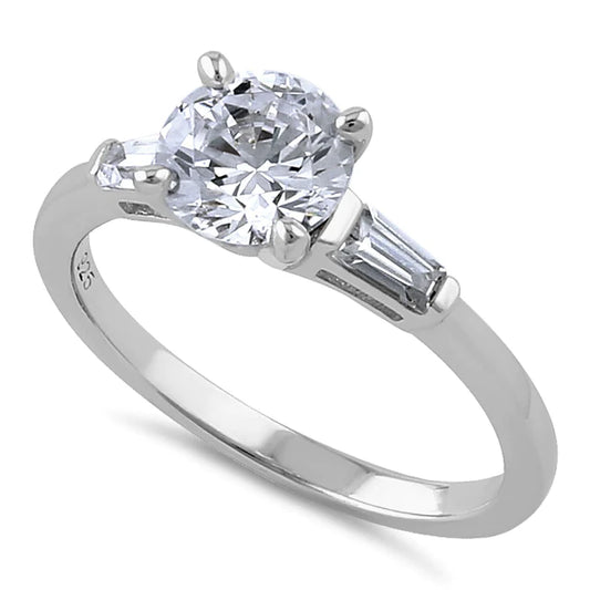 ANILLO DE COMPROMISO EN PLATA CON CIRCON CENTRAL REDONDO Y LATERALES TIPO BAGUETTE APCH37