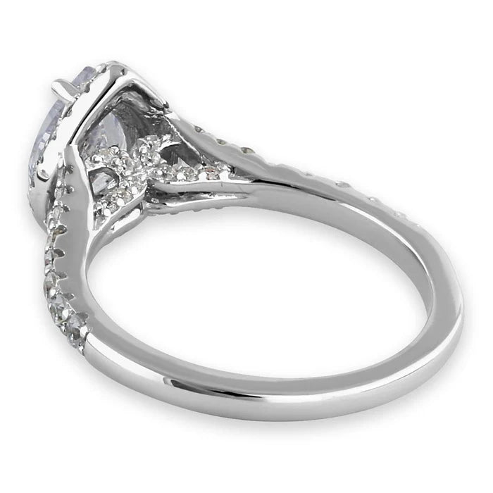 Anillo de compromiso en plata con circon central corte pera diseño halo de tacto victoriano L29