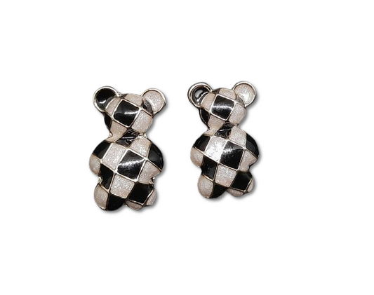 Aretes Tipo Topo con Forma de Oso en Diseño de Ajedrez Blanco y Negro en Acero Dorado AON5673