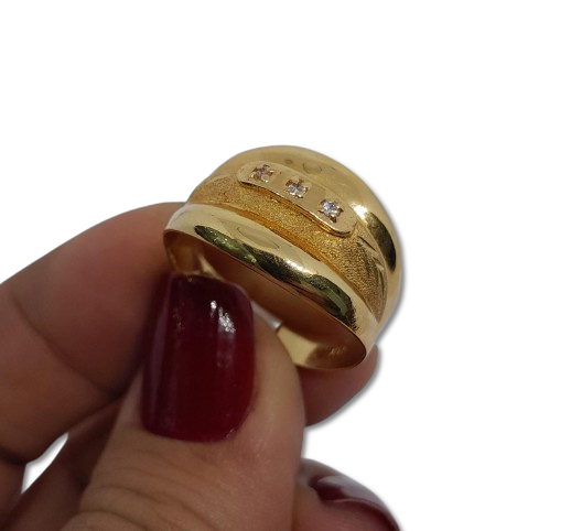 Anillo en Oro 18 Kilates con Estilo Ancho y 3 Circones Centrales AOP