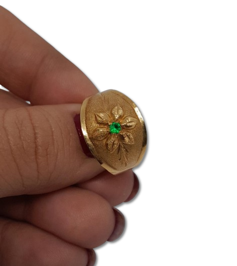 Anillo en Oro 18 Kilates con Diseño Frontal de Flor y Circon Verde AOPVERDE