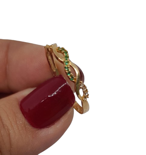 Anillo Tipo Argolla en Oro 18 Kilates con Diseño Entrelazado y Circones Verdes y Transparentes AO-06